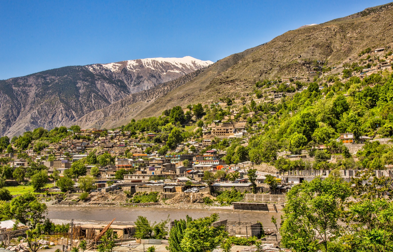 Chitral town below the mountains